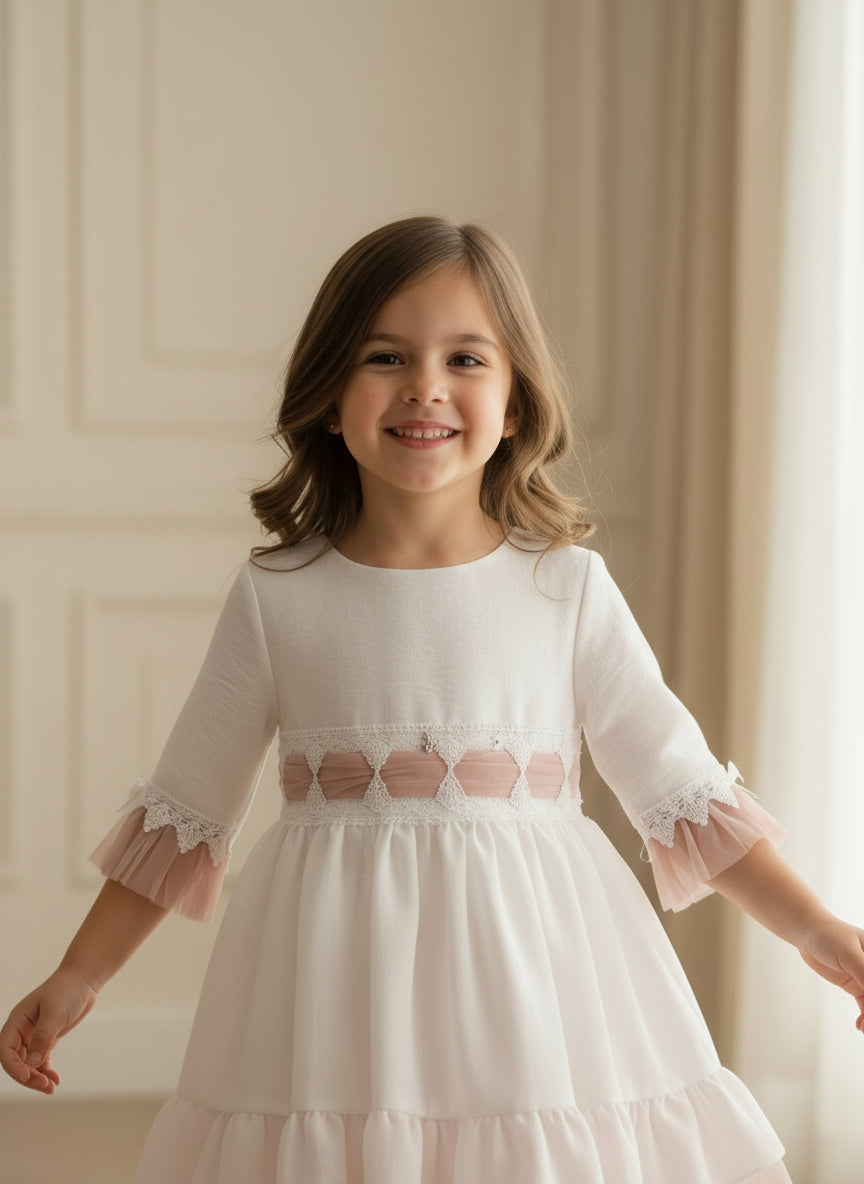 Vestido blanco manga francesa con volantes tul rosa