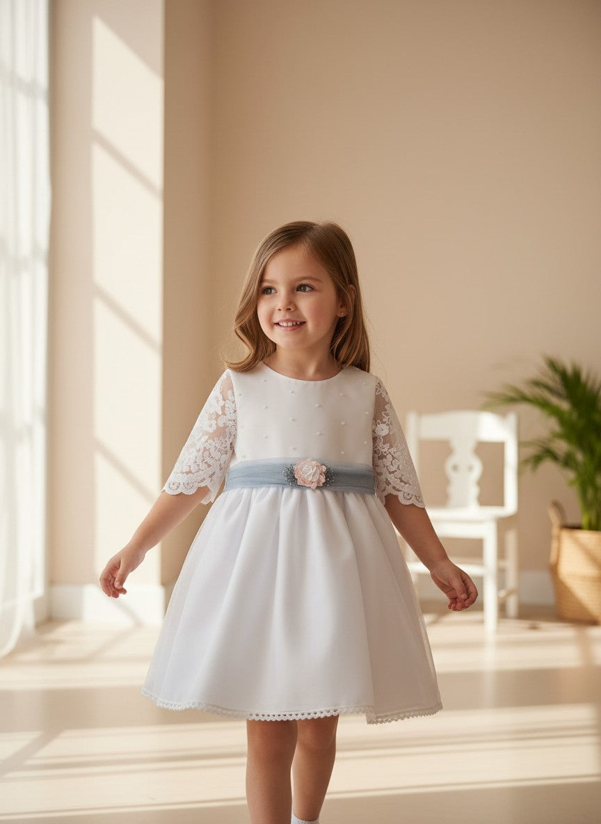 Vestido cuerpo bordado blanco y falda tul azul