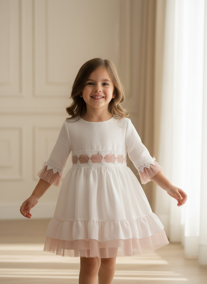 Vestido blanco manga francesa con volantes tul rosa