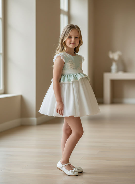 Vestido cuerpo bordado verde y falda tul beig