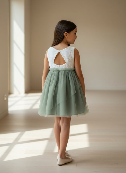 Vestido blanco y tul verde empolvado "Chowa"