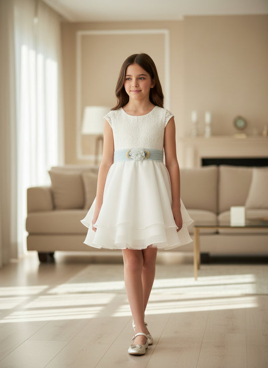 Vestido cuerpo blonda y falda capeada con fajin tul hielo con broche flores