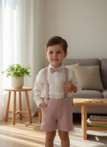 Conjunto camisa, short rosa empolvado, tirantes y pajarita