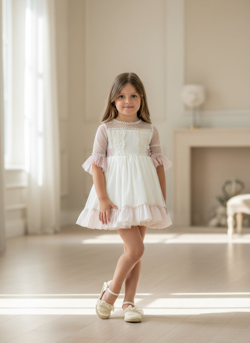 Vestido tul beig y volantes rosas
