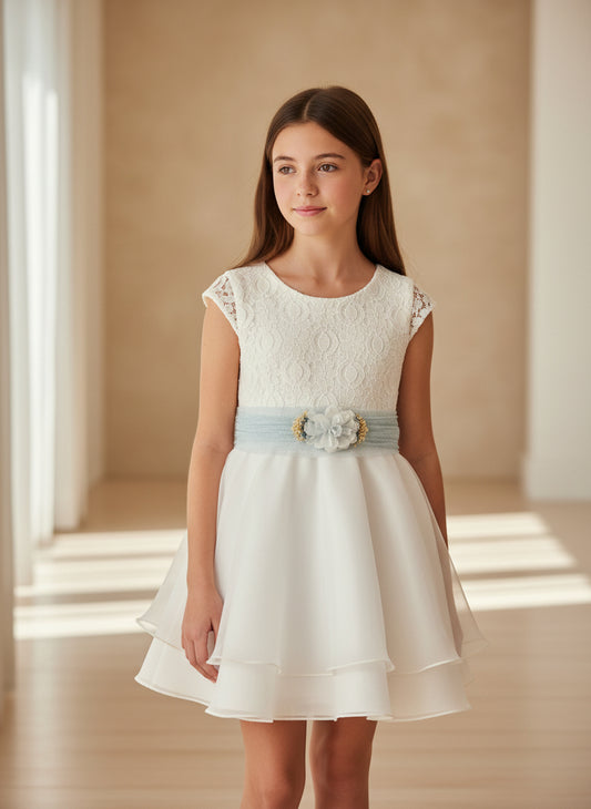 Vestido cuerpo blonda y falda capeada con fajin tul hielo con broche flores