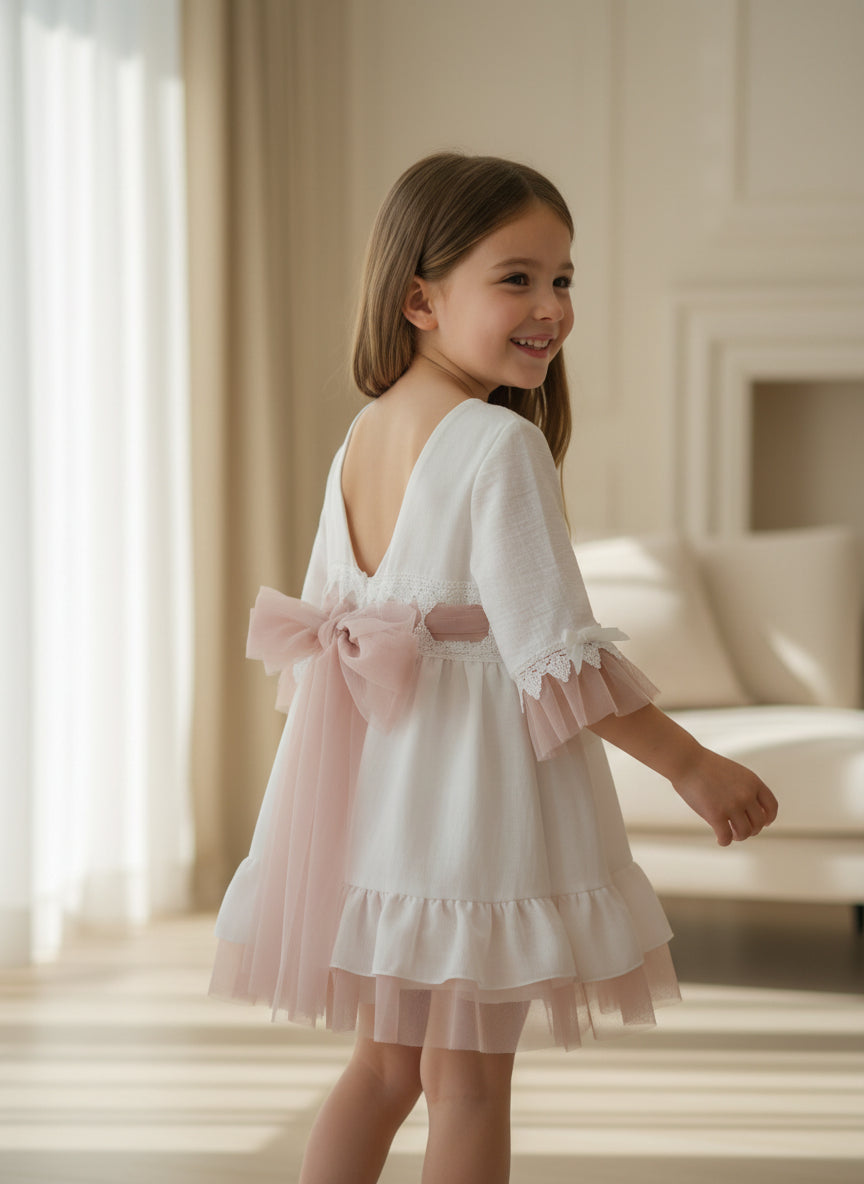 Vestido blanco manga francesa con volantes tul rosa