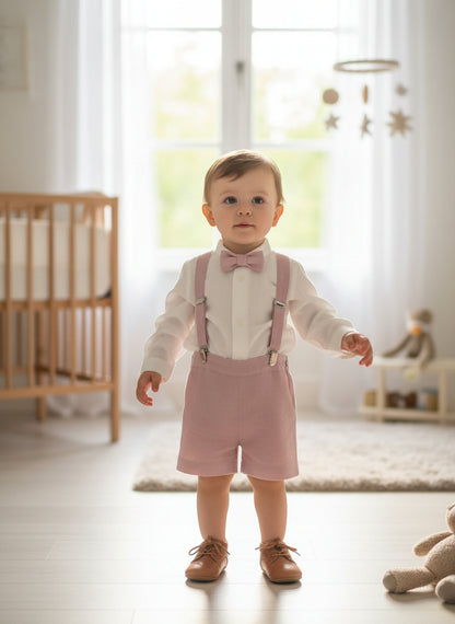 Conjunto camisa, short rosa empolvado, tirantes y pajarita