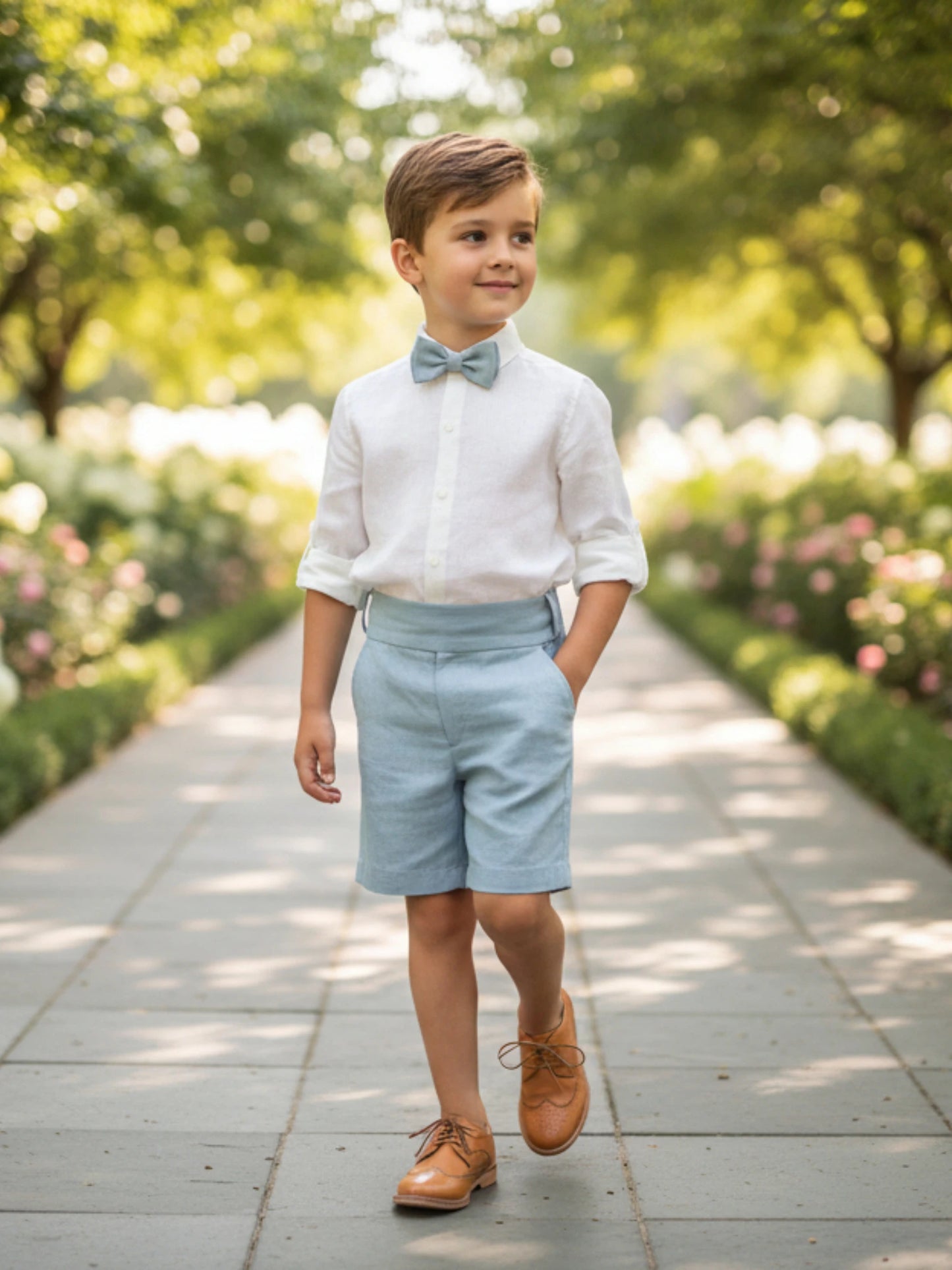 Conjunto camisa lino beig, short azul oceano con fajin y pajarita
