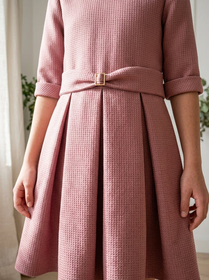 Vestido rosa maquillaje con fajin y broche cristalitos