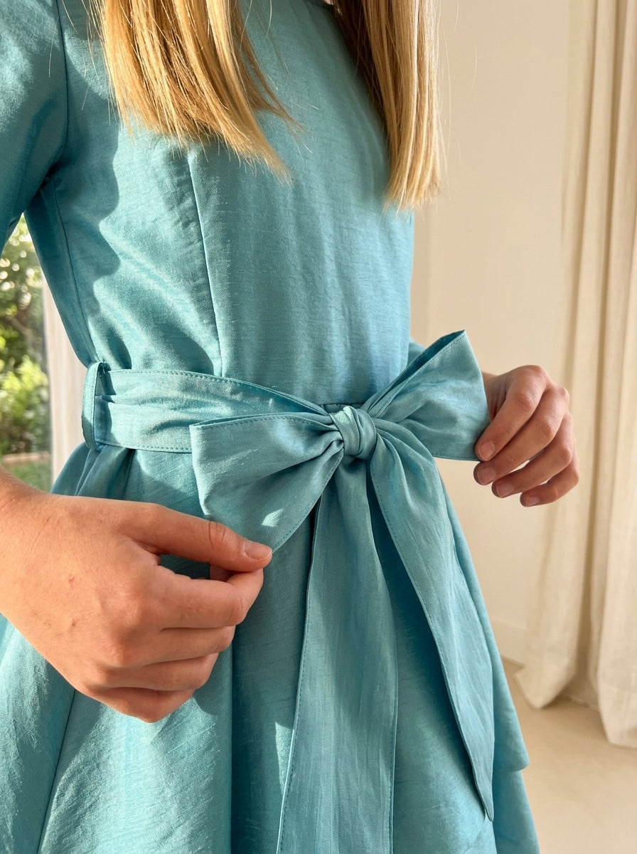 Vestido seda salvaje turquesa con volantes y manga francesa