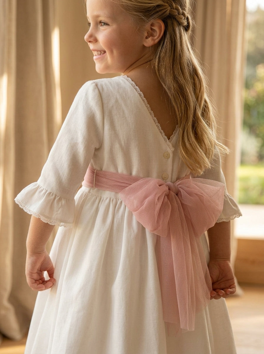 Vestido blanco con manga francesa y puntilla