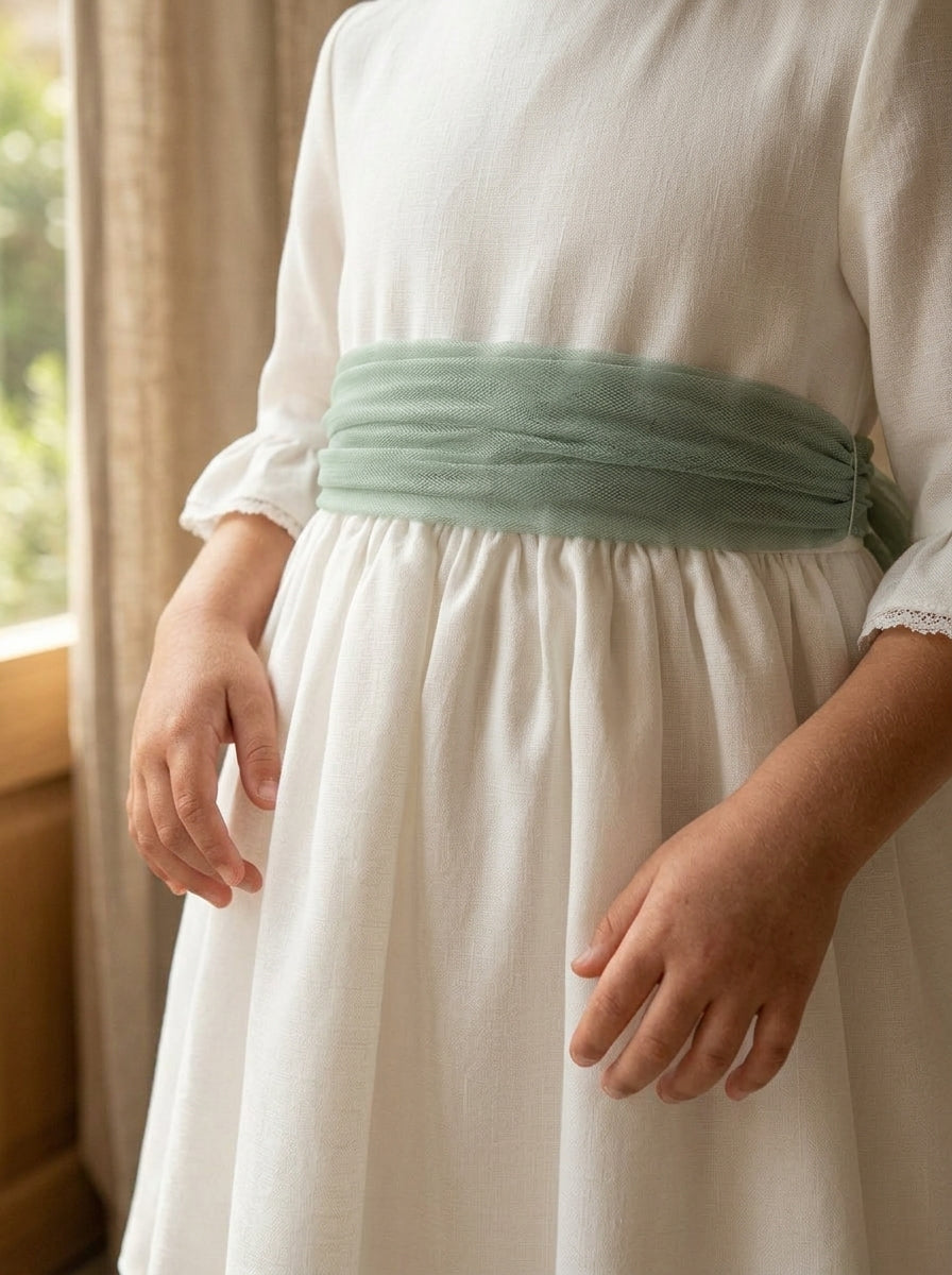 Vestido blanco con manga francesa y puntilla