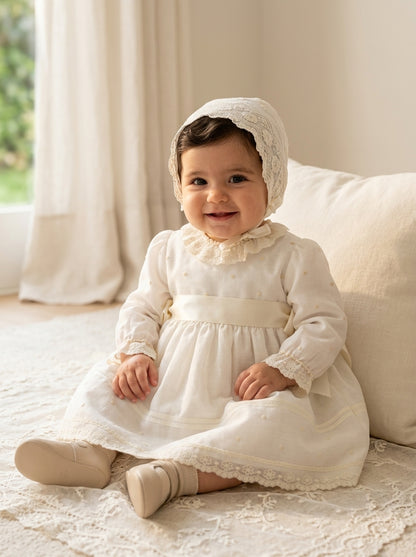 Vestido batista inglesa bordada con capota