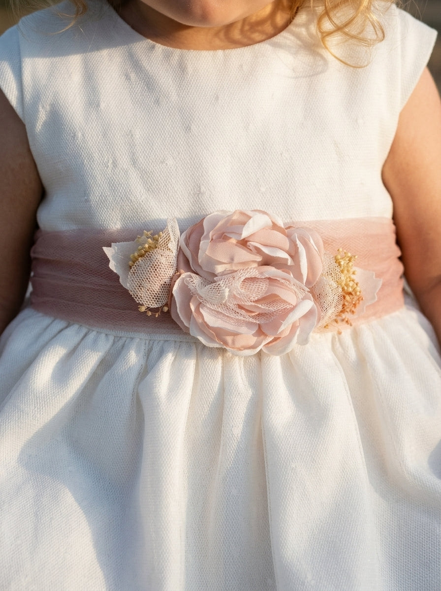 Vestido tul de plumeti con fajin rosa