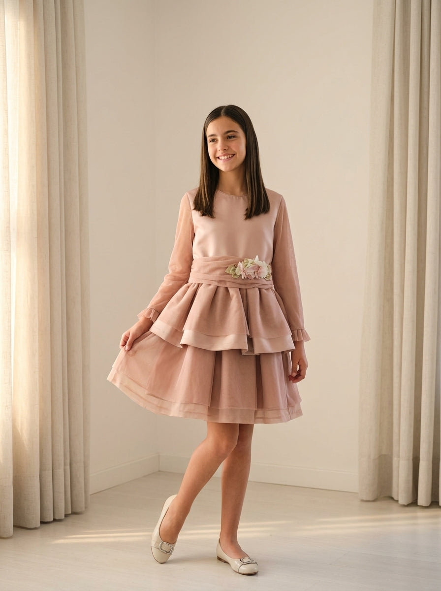 Vestido mikado rosa empolvado y mangas de tul con lazada
