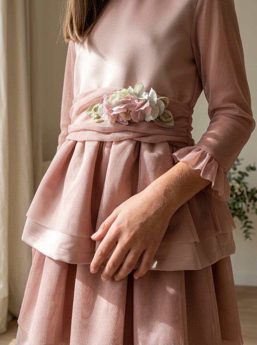 Vestido mikado rosa empolvado y mangas de tul con lazada