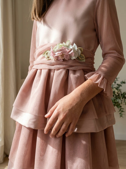 Vestido mikado rosa empolvado y mangas de tul con lazada