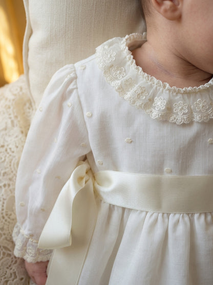 Vestido batista inglesa bordada con capota