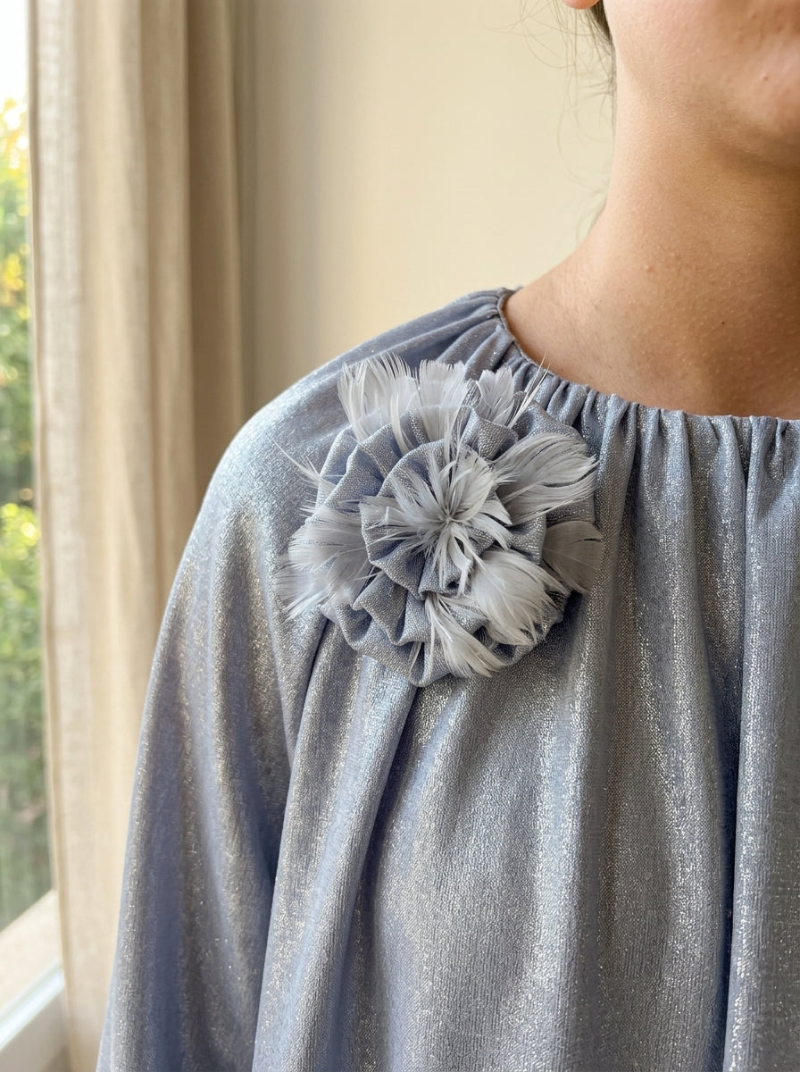Vestido azul brillante con broche redondo