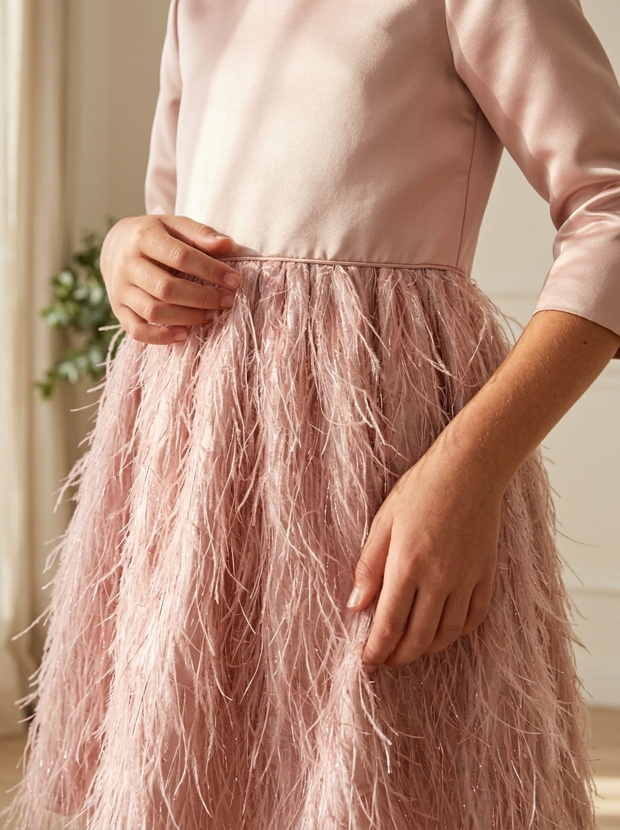 Vestido mikado rosa maquillaje con falda de flecos