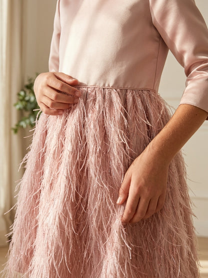 Vestido mikado rosa maquillaje con falda de flecos