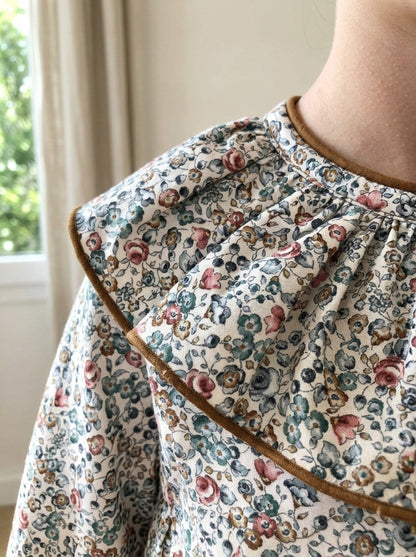 Vestido flores azules y marrones con volante