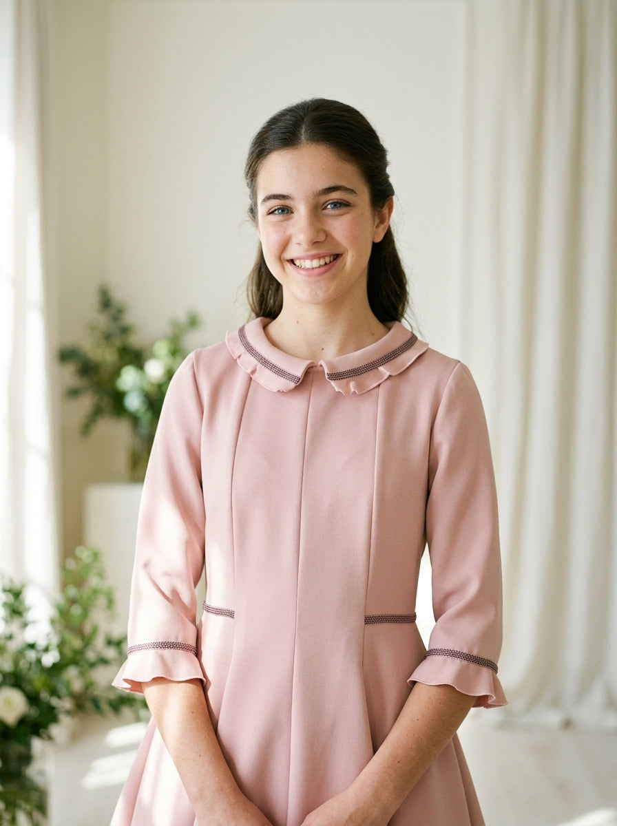 Vestido rosa empolvado con detalles morados y volante