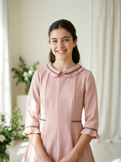 Vestido rosa empolvado con detalles morados y volante