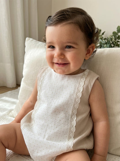 Pelele lino camel con delantero topitos