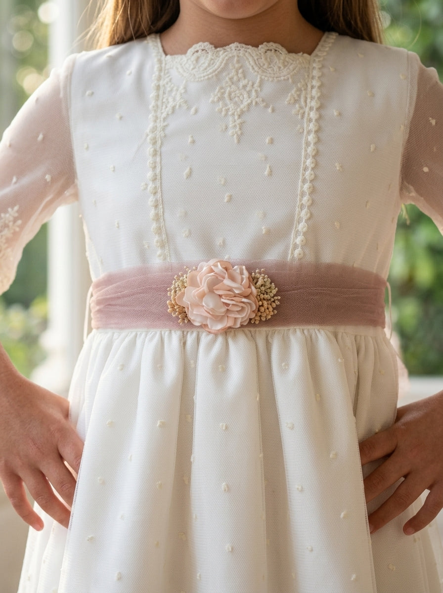 Vestido tul bordado manga francesa y fajin rosa