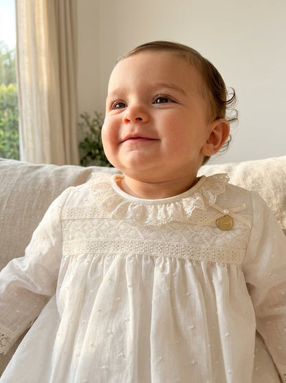 Vestido bordado manga larga con puntillas y capota