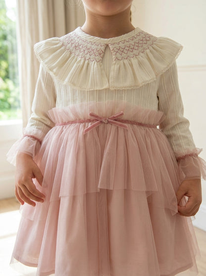 Vestido beig con falda de tul rosa empolvado