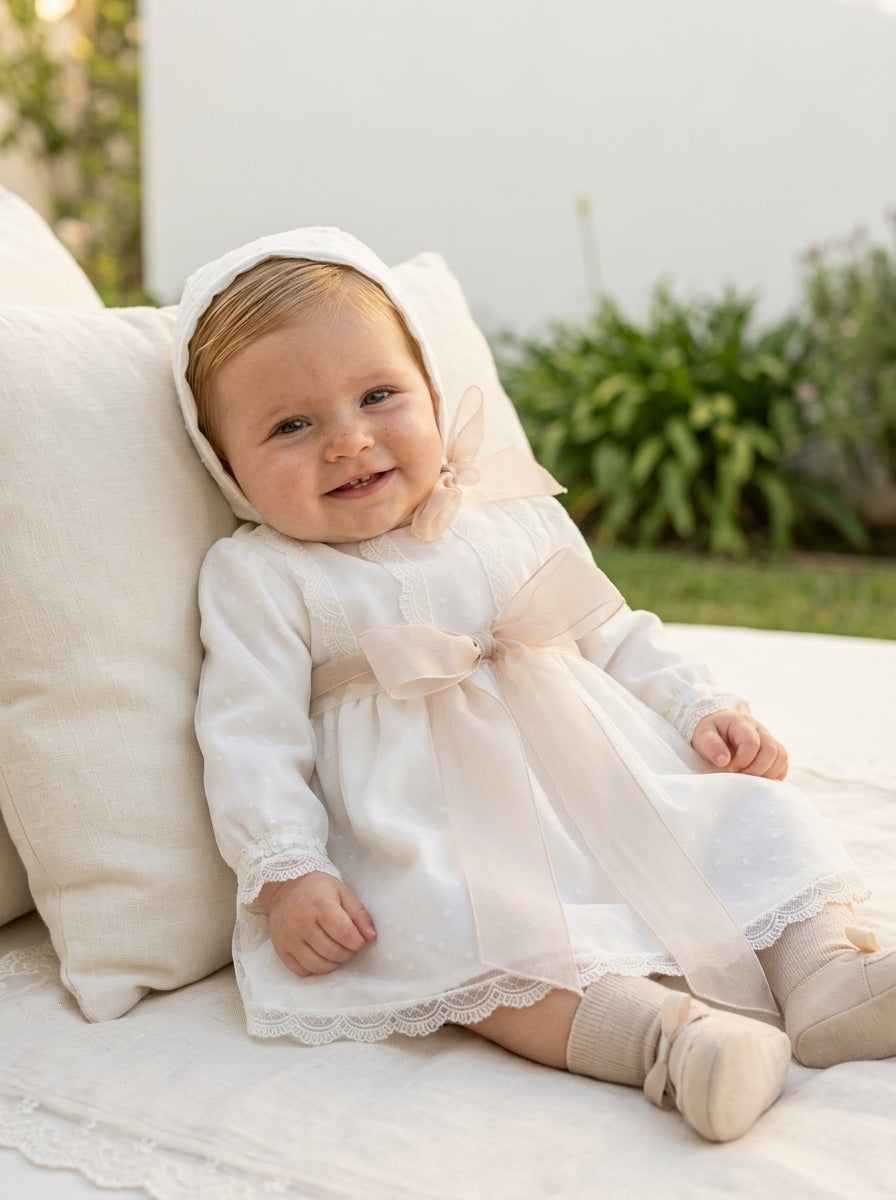 Jesusito tul plumeti blanco con fajín de organza rosa y capota