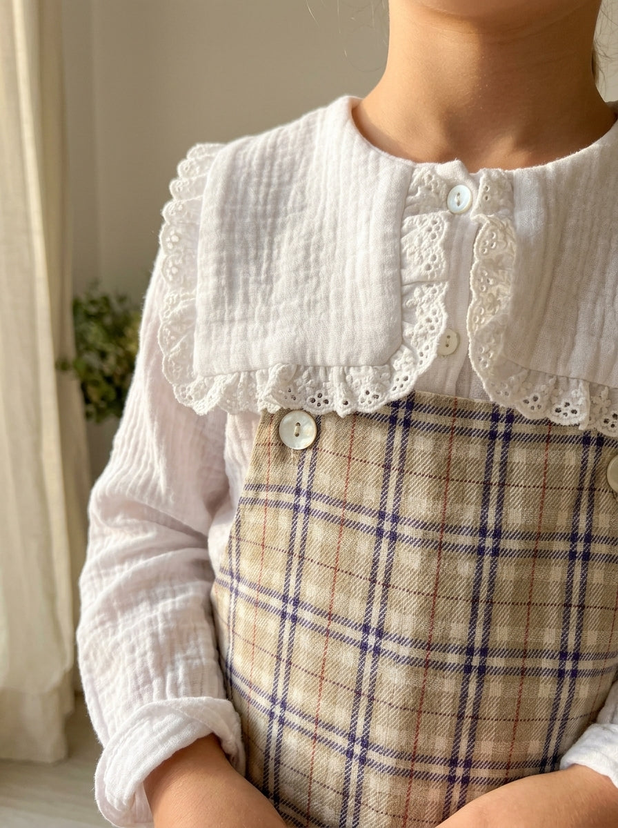 Mono cuadros  beig y blusa blanca