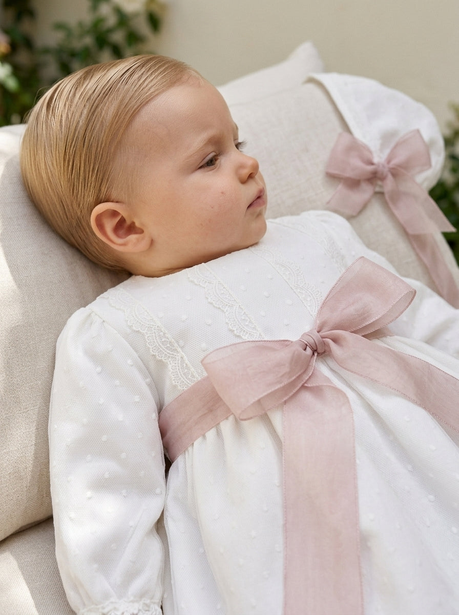 Jesusito tul plumeti blanco con fajín de organza rosa y capota