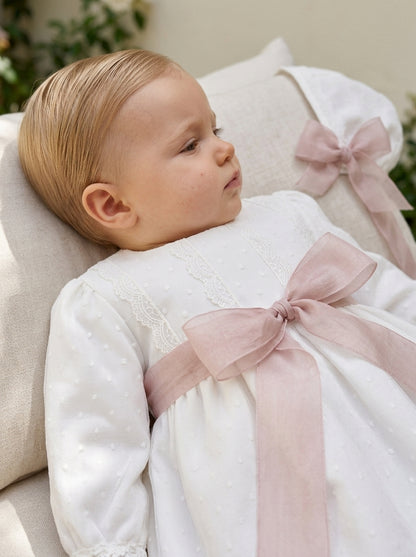 Jesusito tul plumeti blanco con fajín de organza rosa y capota