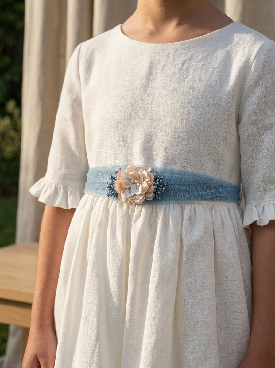 Vestido lino beig manga francesa y fajin azul empolvado