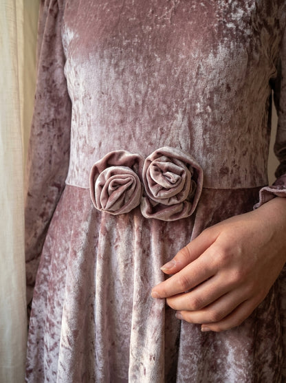 Vestido terciopelo rosa con dos rosas en la cintura