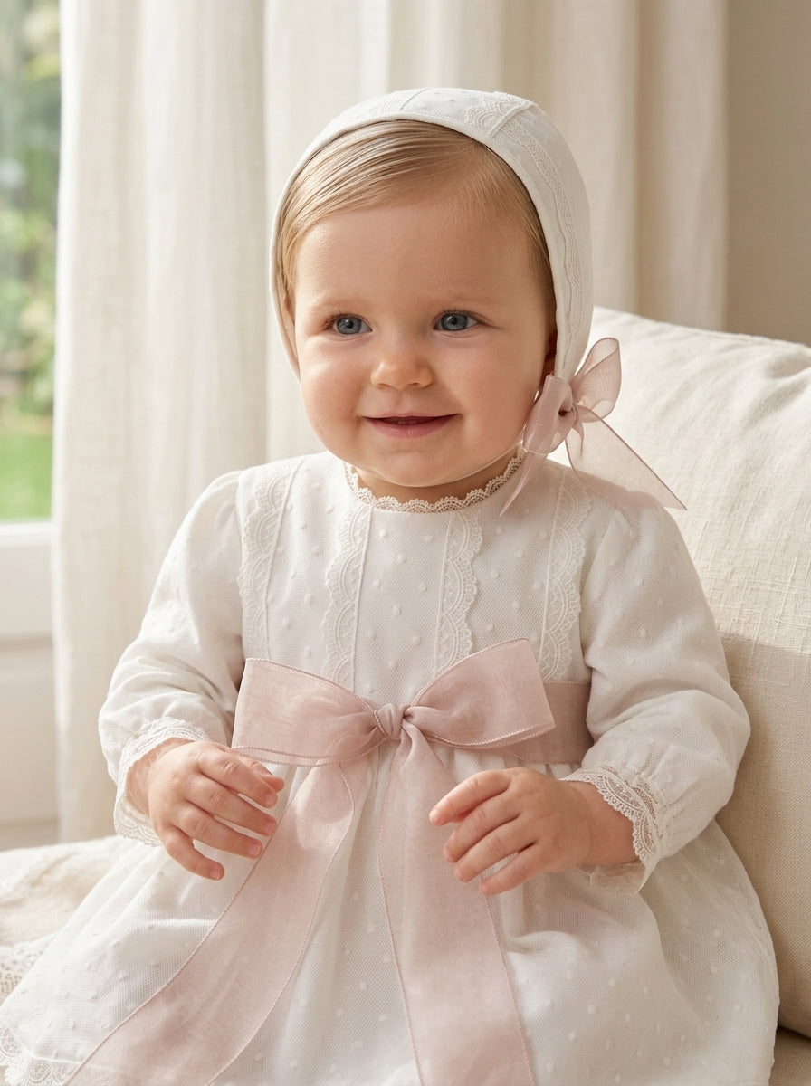 Jesusito tul plumeti blanco con fajín de organza rosa y capota
