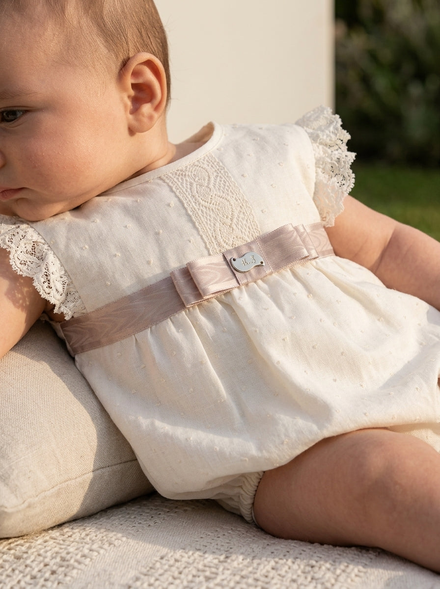 Pelele organza beige bordada cinta de raso tostada