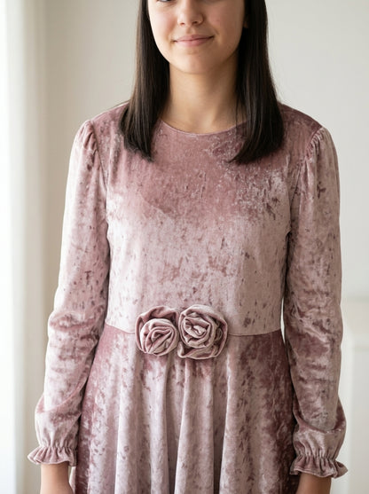 Vestido terciopelo rosa con dos rosas en la cintura