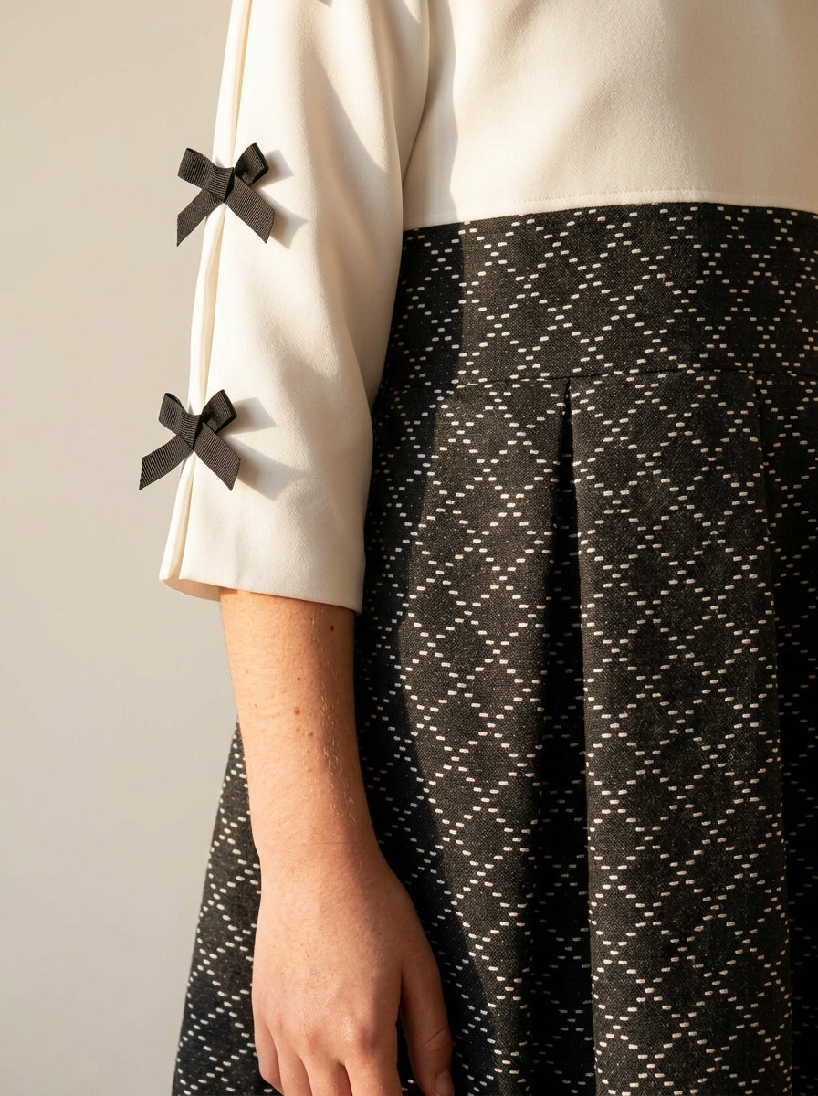 Vestido blanco y negro con lazitos en las mangas