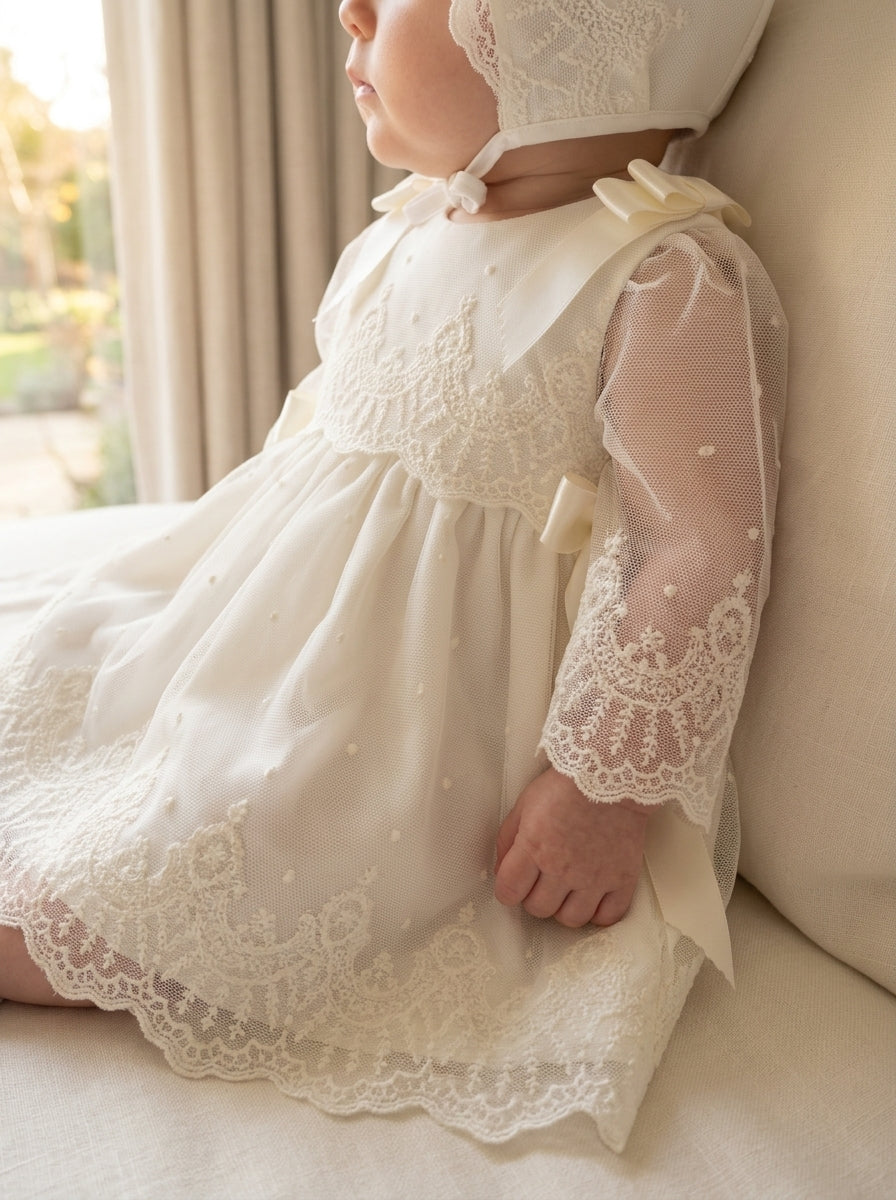 Vestido tul bordado beig con capota y braguita