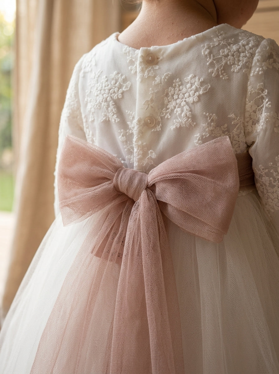 Vestido blanco roto con cuerpo tul bordado y fajin rosa