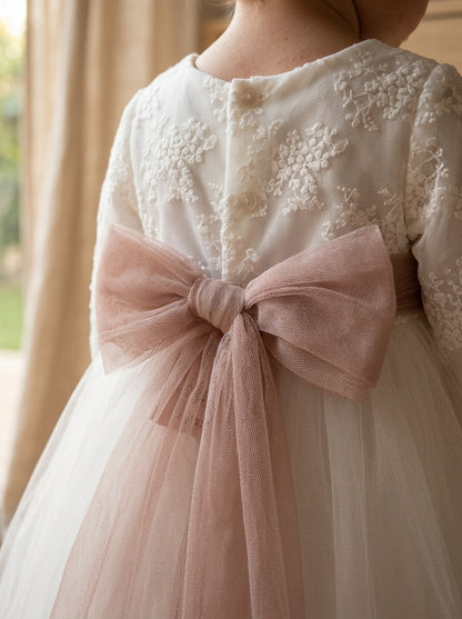 Vestido blanco roto con cuerpo tul bordado y fajin rosa