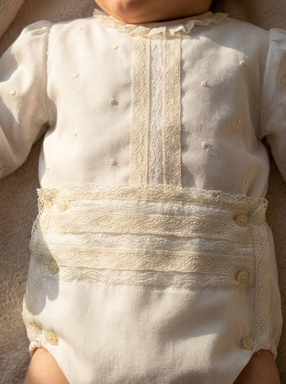 Conjunto camisa bordada y culote batista beig