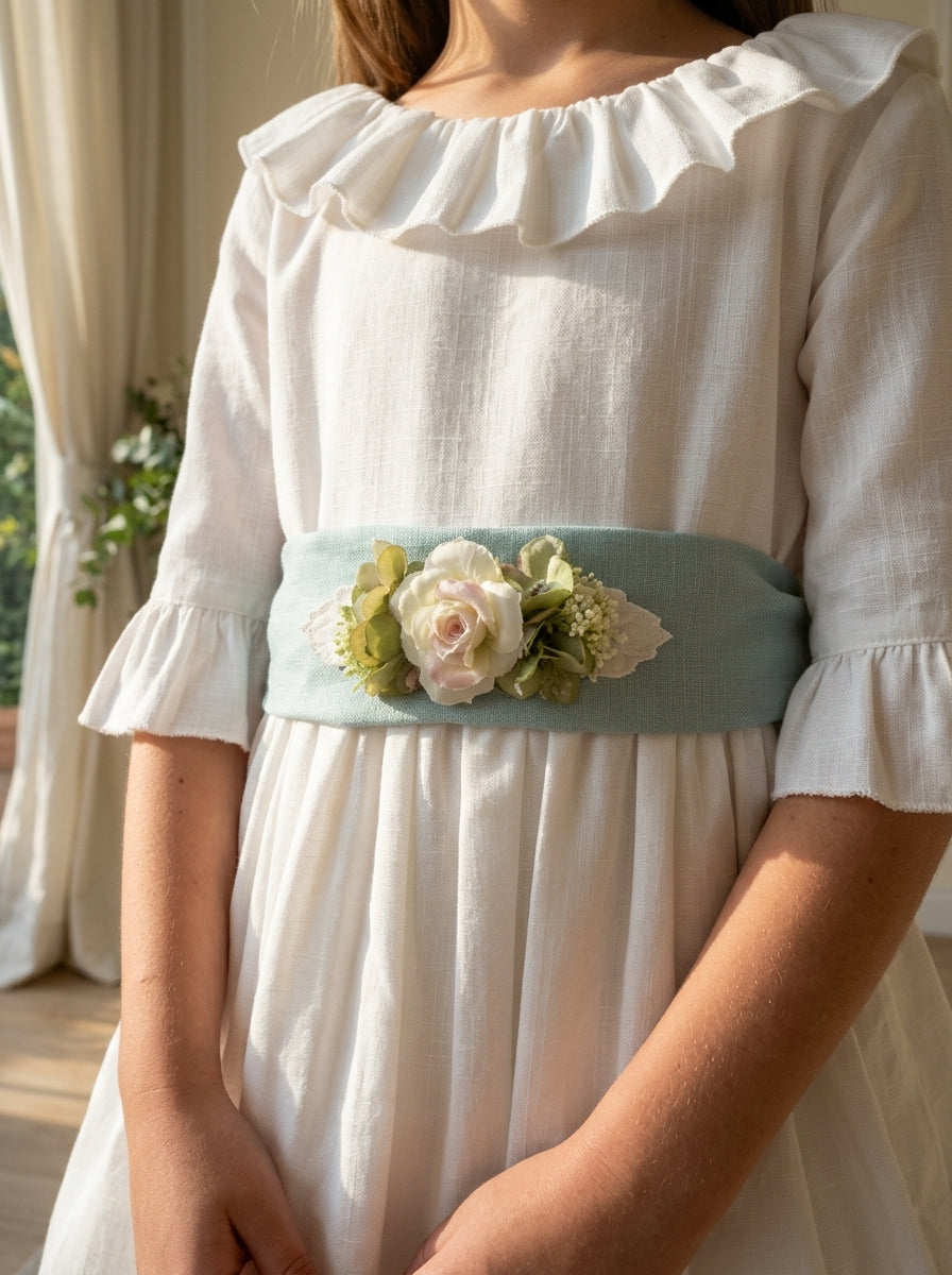 Vestido hilo con volante en cuello y mangas con fajin lino y broche flores