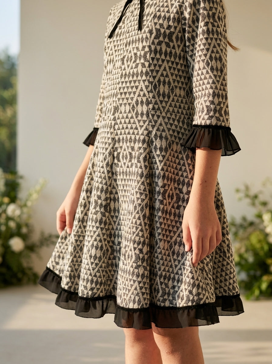 Vestido estampado geometrico negro con vuelo
