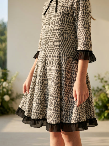 Vestido estampado geometrico negro con vuelo