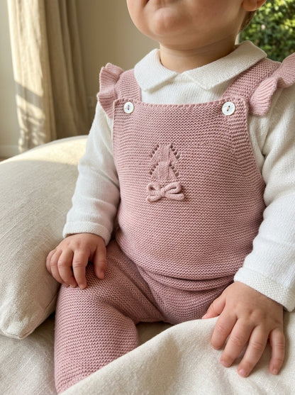 Pelele de lana rosa empolvado con jersey blanco roto